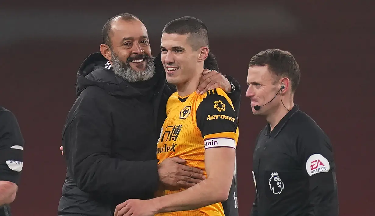 Pelatih Wolverhampton Wanderers, Nuno Espirito Santo merayakan kemenangan 2-1 atas Arsenal bersama bek Conor Coady usai laga lanjutan Liga Inggris 2020/21 pekan ke-9 di Emirates Stadium, London, Minggu (29/11/2020) waktu setempat. (AFP/Catherine Ivill/Pool)