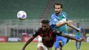 Striker AC Milan, Rafael Leao (kiri) berebut bola dengan bek Sassuolo, Gian Marco Ferrari dalam laga lanjutan Liga Italia 2020/2021 pekan ke-32 di San Siro Stadium, Milan, Rabu (21/4/2021). AC Milan kalah 1-2 dari Sassuolo. (AP/Antonio Calanni)