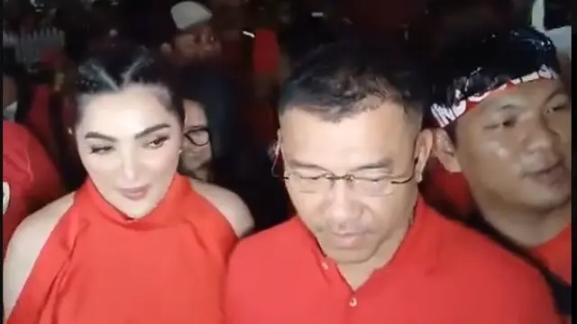 7 Potret Anang dan Ashanty Bawakan Lagu Usai Laga Timnas Indonesia Vs Filipina