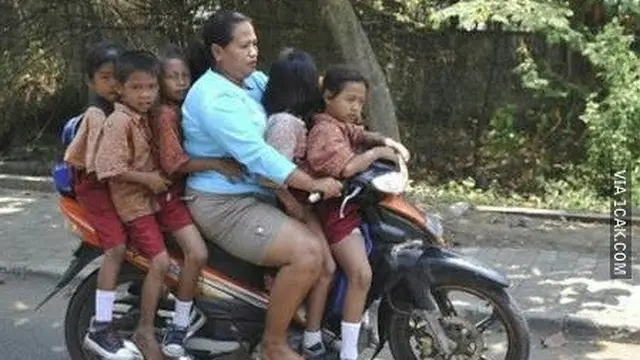6 Potret Orang Boncengan Motor Lebih dari 3, Ekstrem Banget