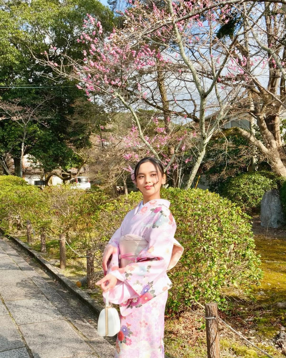 Potret Cantik Lyodra Lliburan ke Jepang, Outfit Kimono Bikin Makin Kinclong