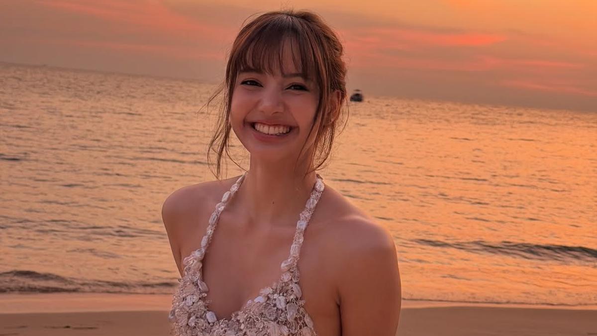 Bak Mermaid, 6 Potret Menawan Lisa BLACKPINK Tampil dengan Bikini Kerang Saat Rayakan Ultah ke-29 di Pantai