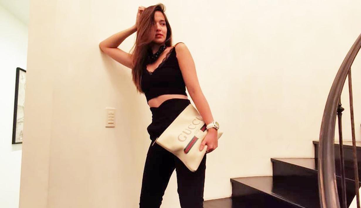 Nia Ramadhani Bakrie pun memilih gaya berpakaian minim untuk penampilannya. Meski sudah tiga kali melahirkan, bentuk tubuh istri dari Ardi Bakrie ini masih langsing. (Liputan6.com/IG/ramadhaniabakrie)