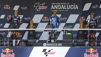Penghuni podium Moto2 Andalusia 2020, berisi dua anggota tim milik Valentino Rossi Sky Racing Team VR46 Luca Marini (kiri) dan Marco Bezzecchi. (AP/David Clares)