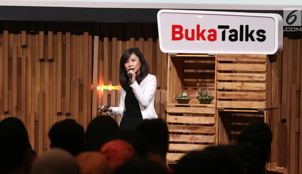 Senior Sales & Marketing Distribution PT. Ashmore Indonesia Felicia Iskandar menjadi pembicara dalam BukaTalks yang bertajuk Millennial Millionaire di SCTV Tower, Jakarta, Selasa (24/4).  (Liputan6.com/Arya Manggala)
