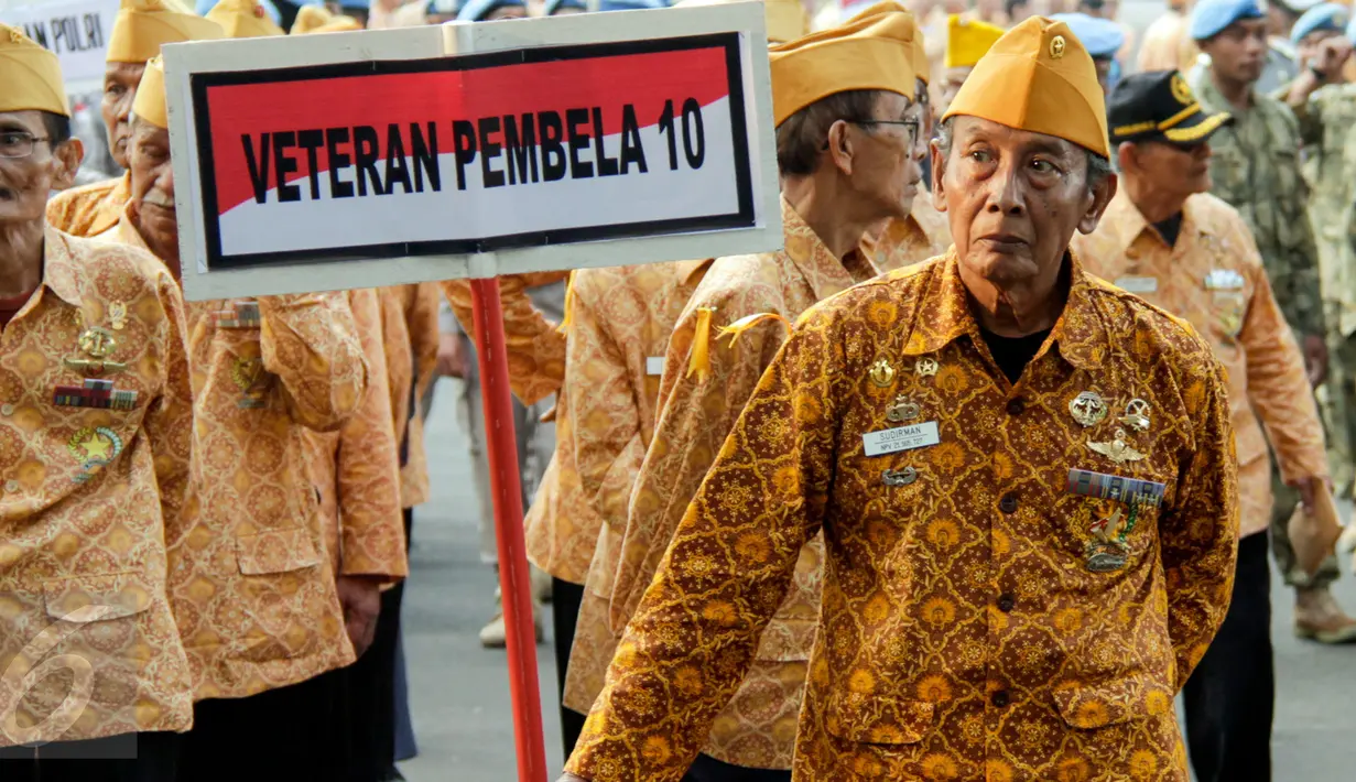 Sejumlah veteran pejuang kemerdekaan mengikuti pawai yang dimulai dari Museum Satria Mandala menuju Gelora Bung Karno, Jakarta, Selasa (11/8/2015). Pawai tersebut merupakan puncak peringatan Hari Veteran Nasional. (Liputan6.com/Yoppy Renato)