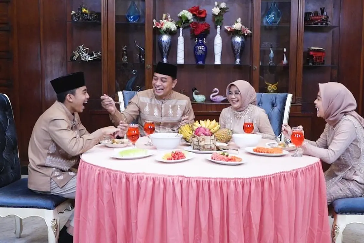 Eri Cahyadi merayakan Lebaran dengan opor ayam bersama keluarga. (Dian Kurniawan/Liputan6.com).