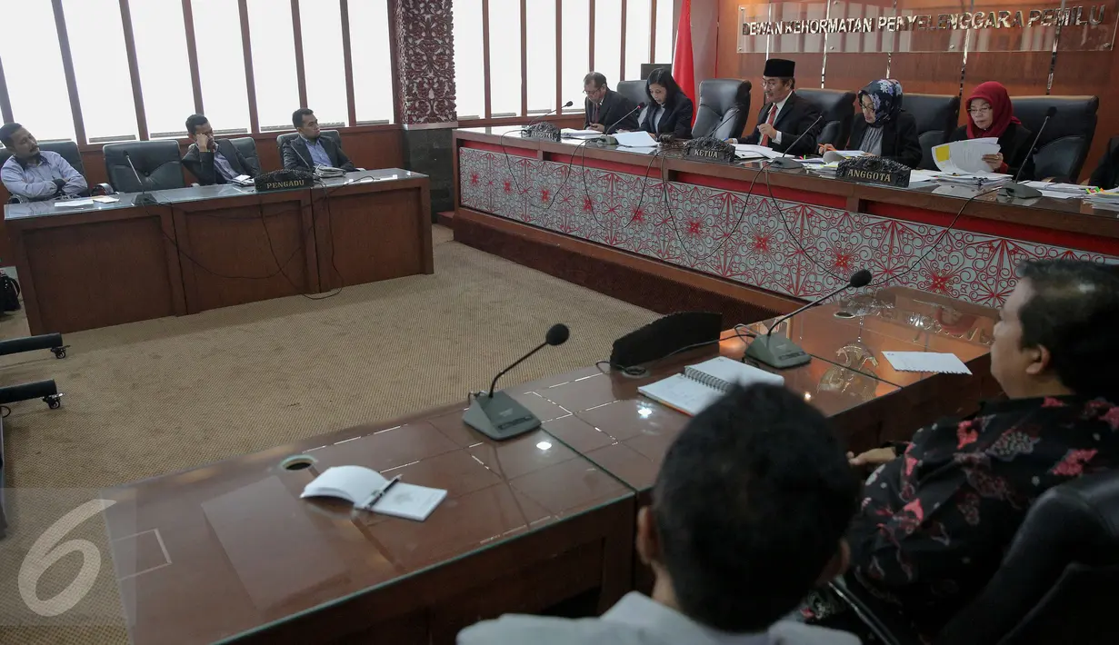 Ketua Dewan Kehormatan Penyelenggara Pemilu (DKPP), Jimly Asshiddiqie memimpin sidang pembacaan delapan putusan dari 15 perkara terkait Pilkada, di Gedung Bawaslu, Jakarta, Senin (26/10/2015). (Liputan6.com/Faizal Fanani)
