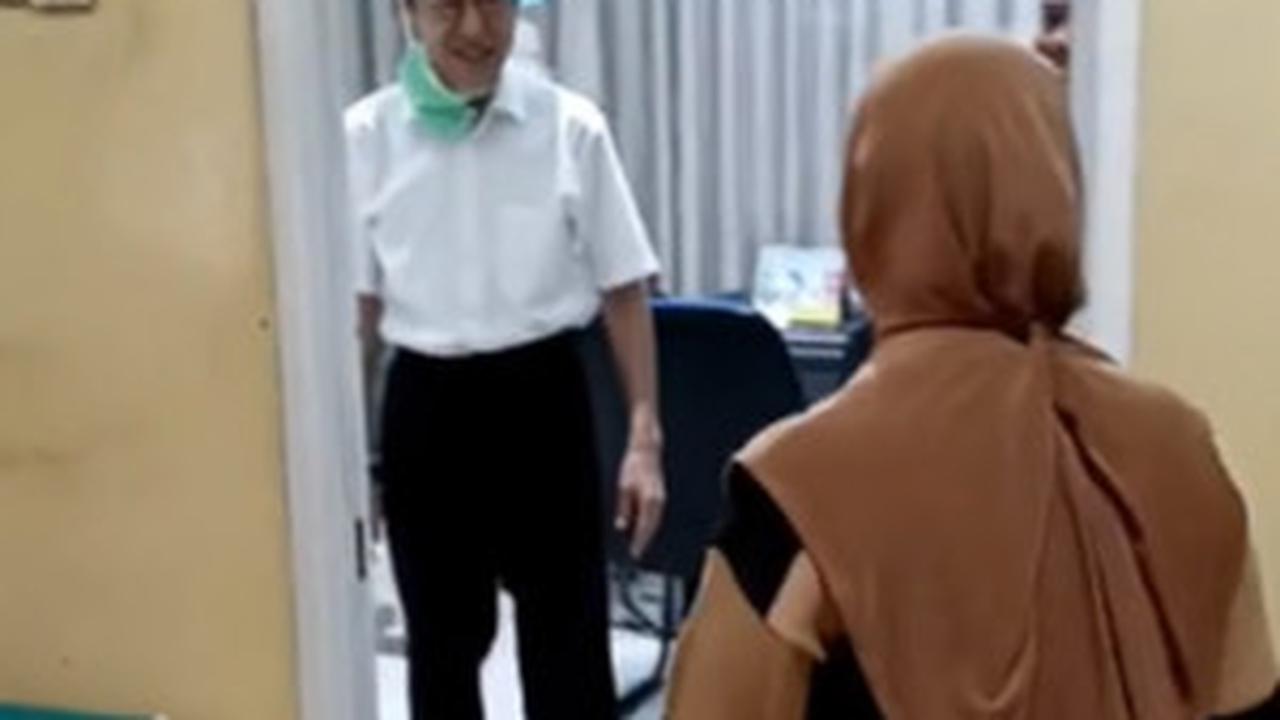 Pernah jadi Spesialis Mata Terbaik ke-2 di Indonesia, Sosok Dokter ini Amat Sederhana & Disiplin sampai Istri Harus Antre Berobat