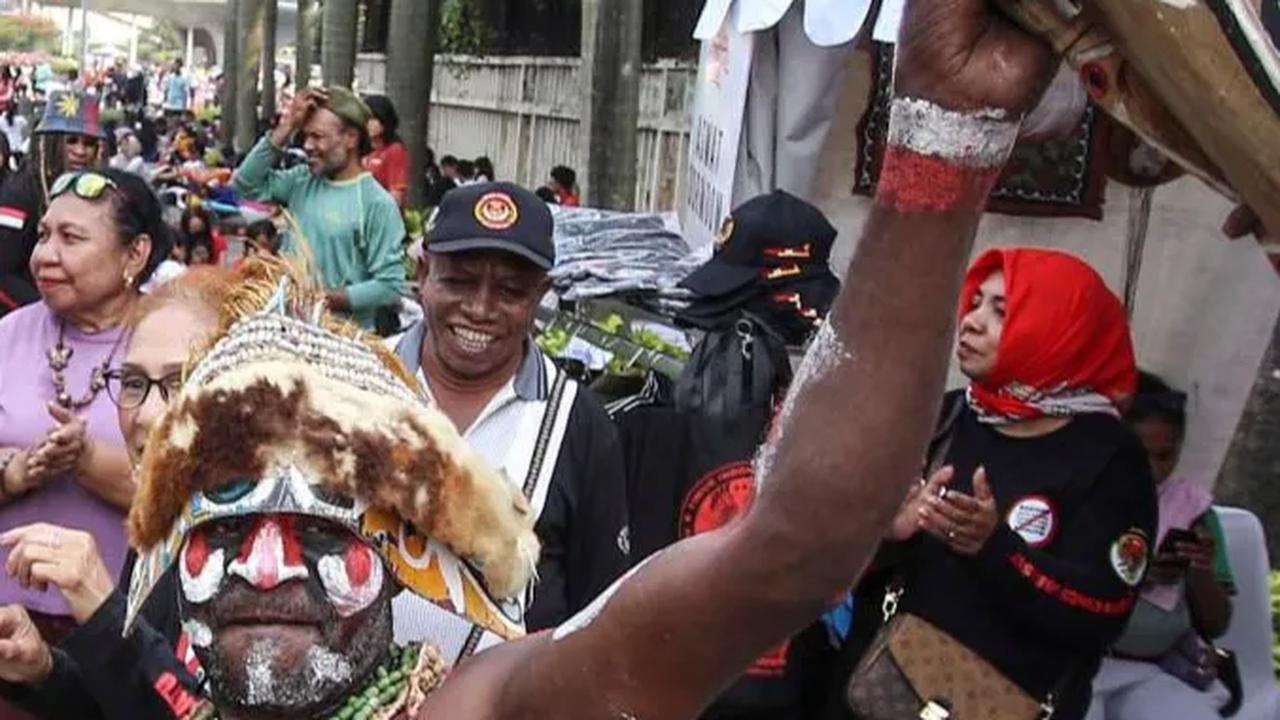 Penampilannya tersebut sebagai bentuk untuk mempromosikan Sail Teluk Cenderawasih (STC) 2023 akan digelar di Biak Numfor, Papua.