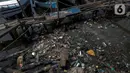 Tumpukan sampah mengambang di pinggir laut kawasan Kampung Nelayan, Penjaringan, Jakarta Utara, Minggu (20/9/2020). Sampah plastik dari kemasan air mineral hingga wadah makanan yang dibuang oleh warga ke laut ini menumpuk di pesisir karena terbawa arus. (Liputan6.com/Johan Tallo)