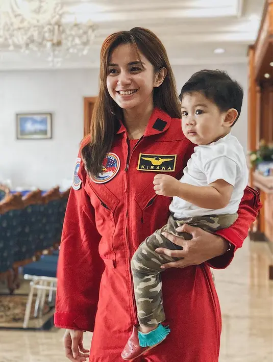 Ada juga si cantik Kirana Larasati. Terlihat begitu tangguh mengurus satu orang anak, Kirana tetap peduli dengan penampilannya. Terbukti, dirinya tetap tampil memesona meskipun sibuk mengurus anak. (Foto: Instagram)