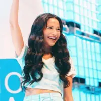 Putri Marino dikenal dengan gaya rambut bondolnya yang manis. [Instagram/putrimarino]