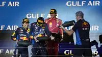 Pembalap Red Bull Racing, Max Verstappen (kedua kiri) merayakan kemenangan bersama timnya saat memenangkan Formula 1 GP Bahrain 2024 yang berlangsung di Sirkuit Sakhir, Bahrain, Sabtu (03/03/2024) malam WIB. (AP Photo/Darko Bandic)