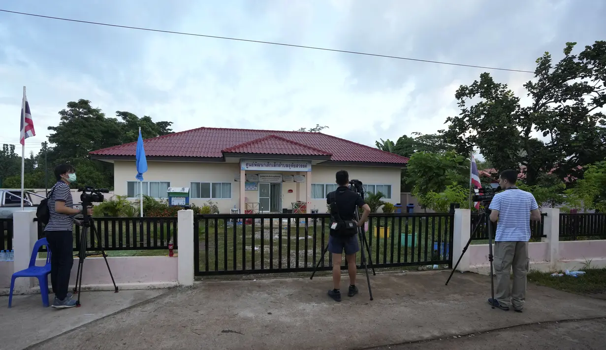 Para jurnalis berada di pusat penitipan anak sehari setelah penembakan massal di kota Uthai Sawan, di provinsi Nong Bua Lamphu, Thailand, 7 Oktober 2022. Pelaku penembakan massal merupakan seorang mantan polisi berusia 34 tahun. Ia  diketahui bernama Panya Khamrab, keluar dari truk pikapnya dan langsung menembaki tempat penitipan anak itu. (AP Photo/Sakchai Lalit)