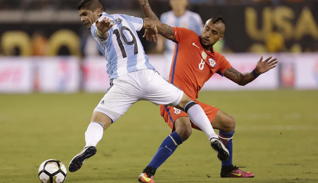 Pemain Argentina, Ever Banega (kiri) berebut bola dengan pemain Cile, Arturo Vidal pada Final Copa America Centenario 2016 di Stadion MetLife, AS, Senin (27/6/2016). (Mandatory Credit: Adam Hunger-USA TODAY Sports)