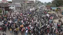 Para pengunjuk rasa mengambil bagian dalam demonstrasi menentang kudeta militer di Myitkyina di negara bagian Kachin Myanmar (8/3/2021). Bentrokan warga anti kudeta militer dengan aparat keamanan Myanmar masih terus berlangsung. (AFP/STR)