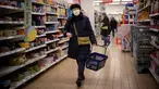 Seorang pelanggan berbelanja di supermarket Sainsbury di Walthamstow, London timur pada 13 Februari 2022. Inflasi tahunan Inggris mencapai 5,4 persen pada Desember, memicu kekhawatiran tekanan biaya hidup karena upah gagal mengimbangi. (Tolga Akmen / AFP)