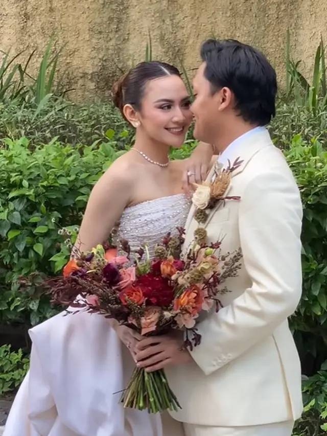 Mahalini dan Rizky Febian di resepsi kedua (Instagram/thebridestory)