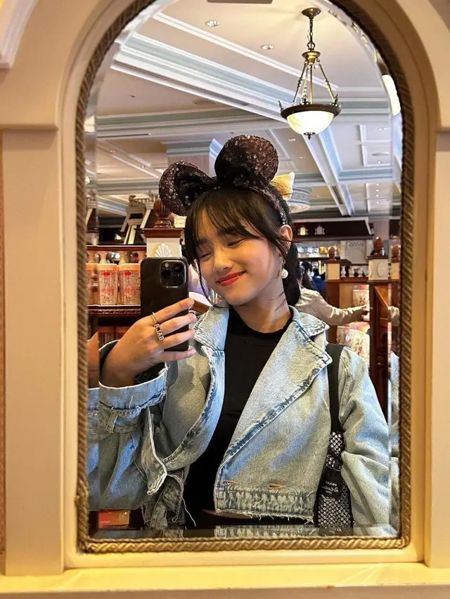 7 Potret Fuji Liburan ke Jepang, Pergi ke Disneyland Menjadi Impian Masa Kecilnya