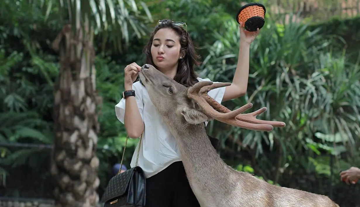 Masih sangat muda, Naomi merupakan artis kelahiran 20 September 1996. Gaya liburan Naomi yang simpel dan sesuai usia selalu berhasil bikin netizen gemas, salah satunya saat di Bali Zoo. (Liputan6.com/IG/@naonomnom)