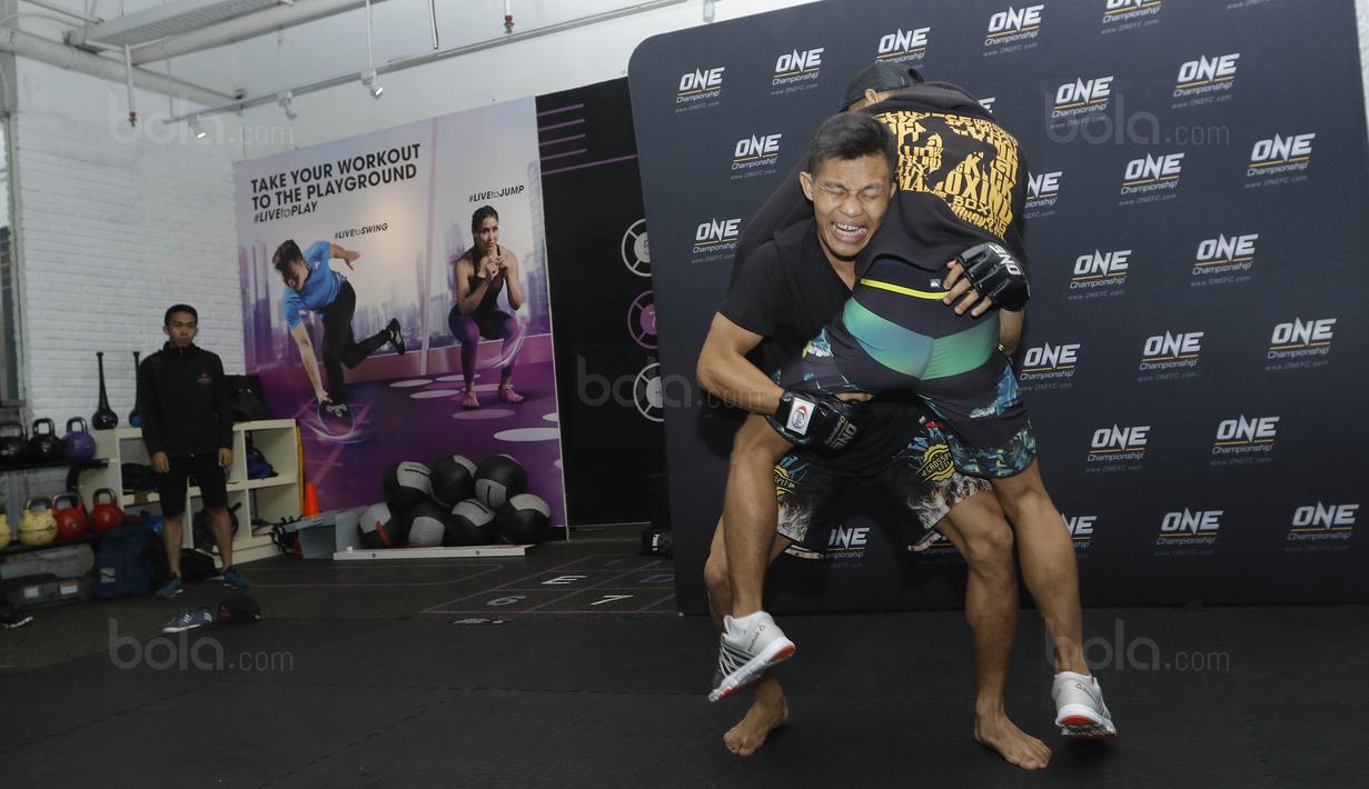 Petarung Indonesia, Adrian Matheis, saat menggelar latihan terbuka jelang laga One Championship di Senayan, Jakarta, Kamis (14/07/2017). Pertarungan tersebut akan berlangsung di JCC, Jakarta, Sabtu (16/9/2017). (Bola.com/M Iqbal Ichsan)