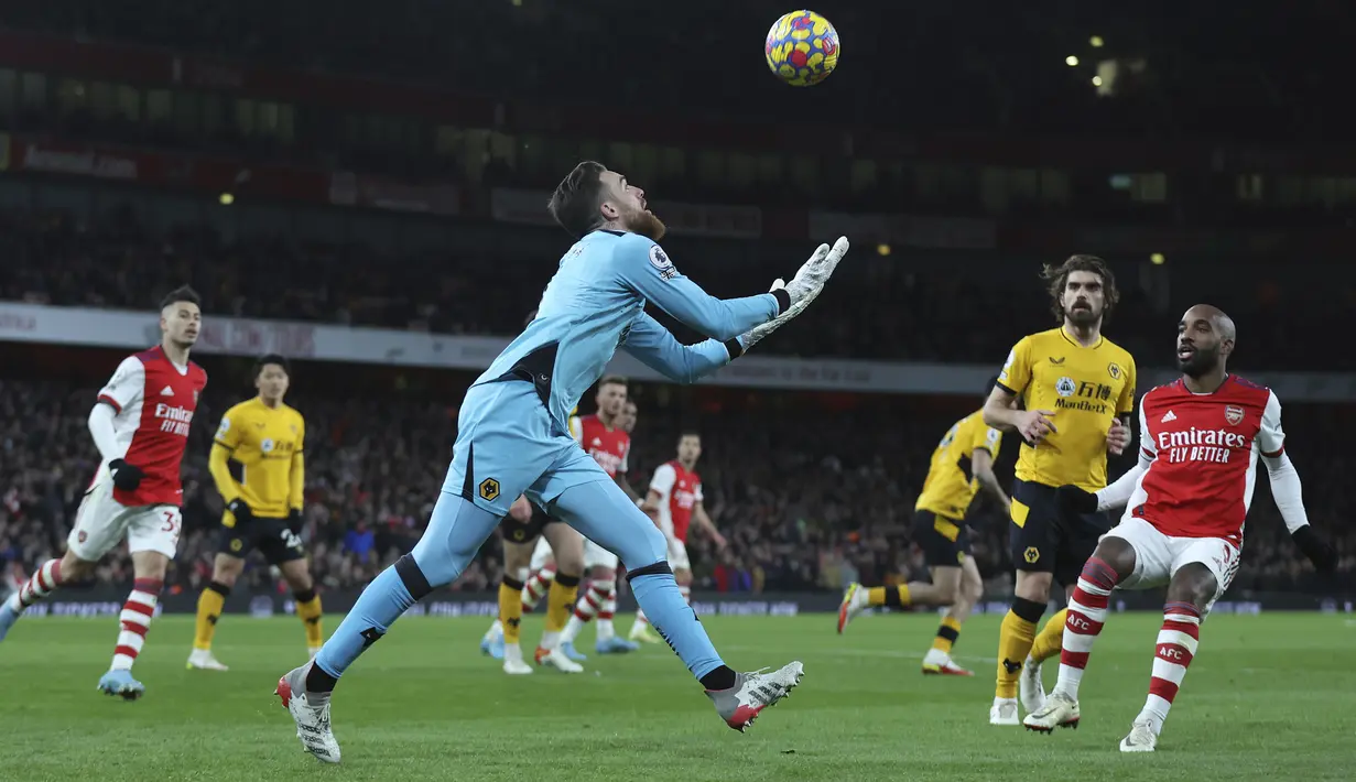 Memasuki babak kedua pertahanan Wolverhampton masih sulit ditembus. Hingga menit ke-70 penampilan kiper Jose Sa masih menjadi momok bagi Alexandre Lacazette. Sebuah peluangnya dari jarak dekat masih mampu ditepis kiper asal Portugal tersebut. (AP/Ian Walton)