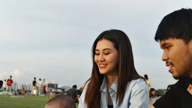 Jadi Ibu Tetap Stylish, Gaya Aaliyah Massaid Momong Anak Saat Liburan di Singapura