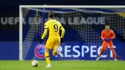 Pemain Tottenham Hotspur Gareth Bale menggiring bola saat melawan Dinamo Zagreb pada pertandingan leg kedua babak 16 besar Liga Europa di Stadion Maksimir, Zagreb, Kroasia (18/3/2021). Tottenham kalah 0-3, sehingga agregat 2-3. (AP Photo/Darko Bandic)