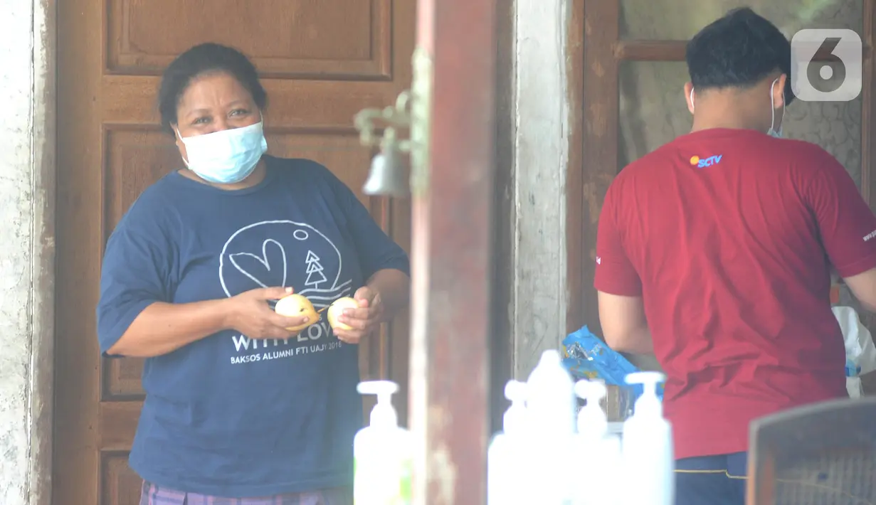 Penghuni panti asuhan berjemur saat menjalani isolasi mandiri di Panti Asuhan St Fransiskus Asisi, Depok, Jawa Barat, Senin (25/1/2021). Sebanyak 43 penghuni panti asuhan tersebut terkonfirmasi positif covid-19 tanpa gejala dan saat ini dikarantina secara mandiri. (merdeka.com/Arie Basuki)