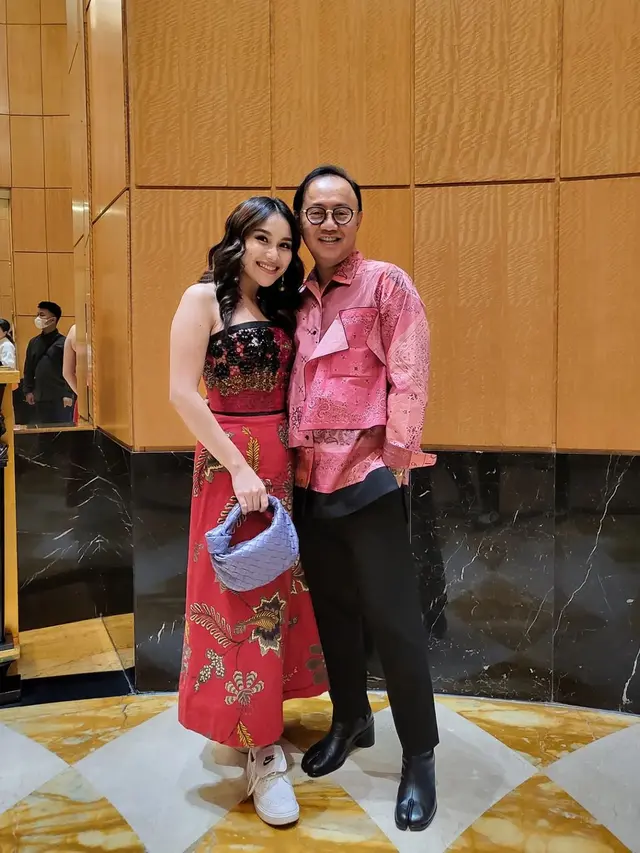 Gaya Feminine Sporty Ayu Ting-Ting Padukan Tas Seharga Rp40Jutaan dan Sneaker Saat Hadiri Show Didi Budiardjo