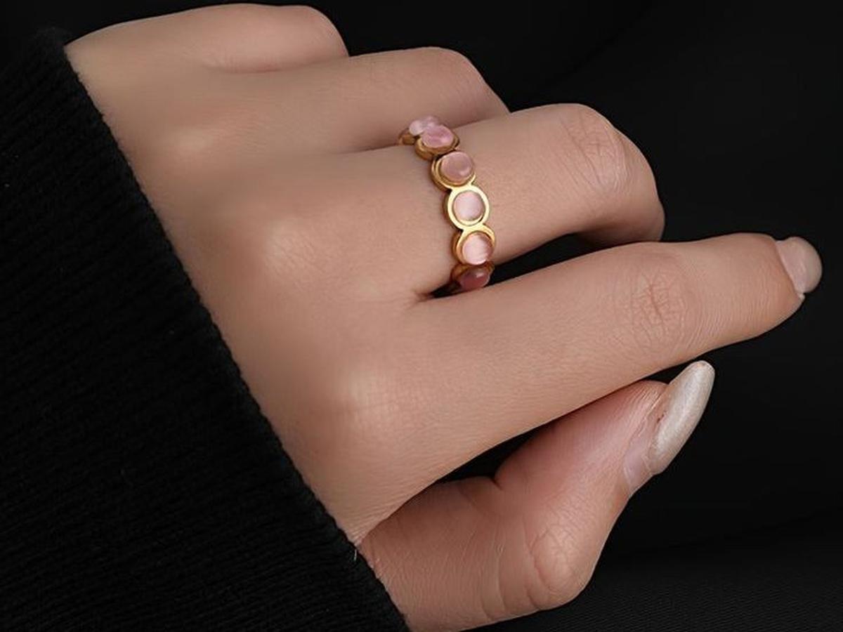 3. Cincin di Jari Tengah: Simbol Tanggung Jawab dan Keseimbangan