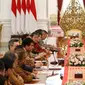 Presiden Joko Widodo didampingi Seskab Pramono Anung  menerima pengurus Asosiasi Pengusaha Indonesia (Apindo) di Istana Merdeka Jakarta, Kamis (13/6). Presiden meminta masukan dari Apindo terkait pemerintahan ke depan, salah satunya tentang upaya peningkatan nilai ekspor. (Liputan6.com/Angga Yuniar)