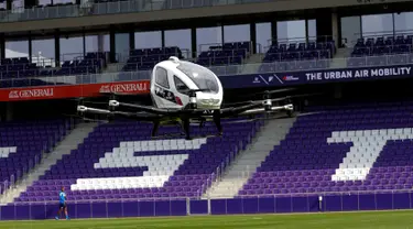 Drone EHang 216 saat uji terbang di Wina, Austria, Kamis (4/4). Taksi terbang ini merupakan penerus dari EHang 184. (REUTERS/Leonhard Foeger)