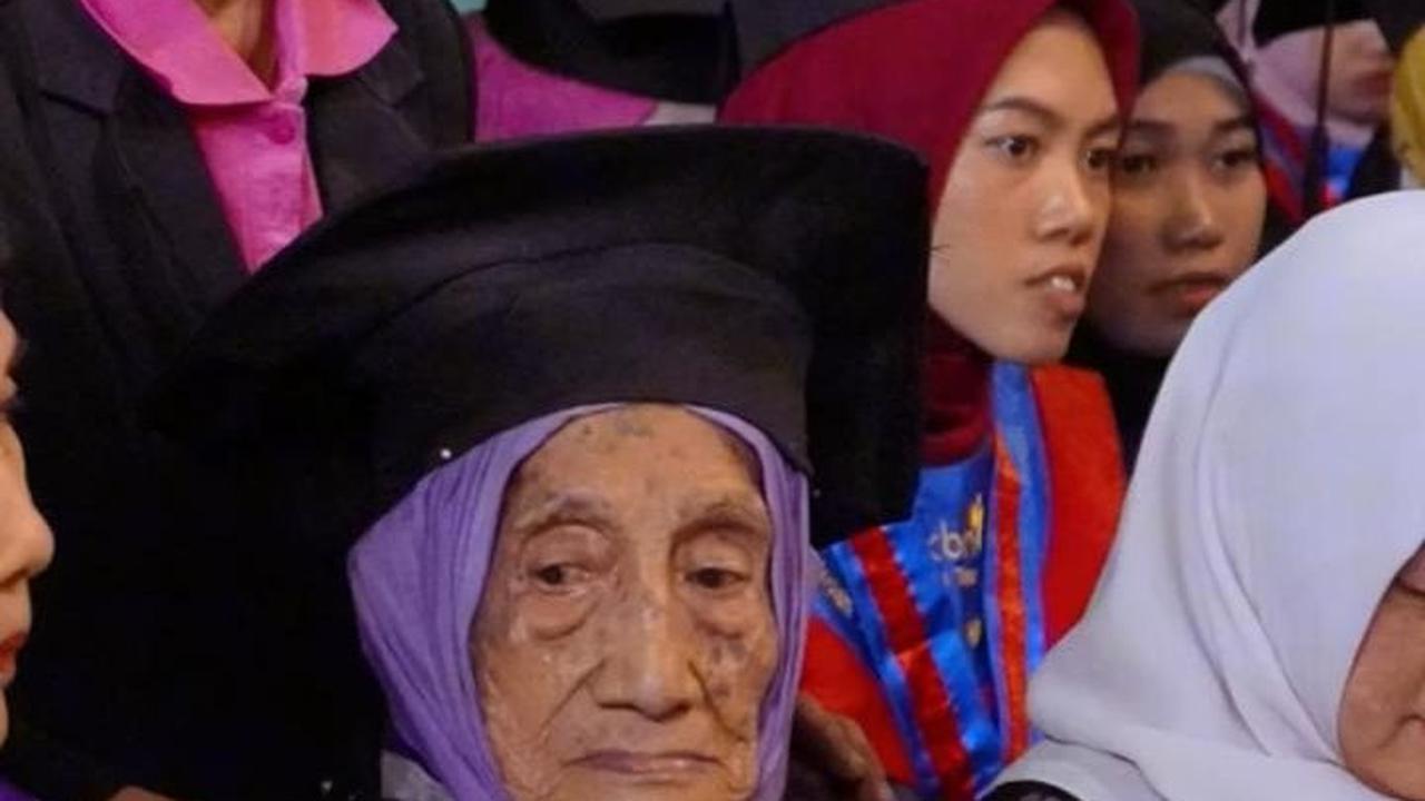 Wisuda Sekolah Lansia Tangguh, Nenek 94 Tahun di Nganjuk Ini Jadi Wisudawan Tertua