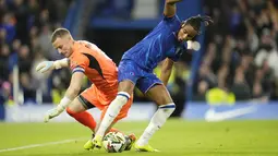 Pemain Chelsea, Christopher Nkunku, berusaha melewati kiper Barrow, Paul Farman, pada laga Carabao Cup 2024/2025 di Stamford Bridge, Rabu (25/9/2024) dini hari WIB. (AP Photo/Kirsty Wigglesworth)