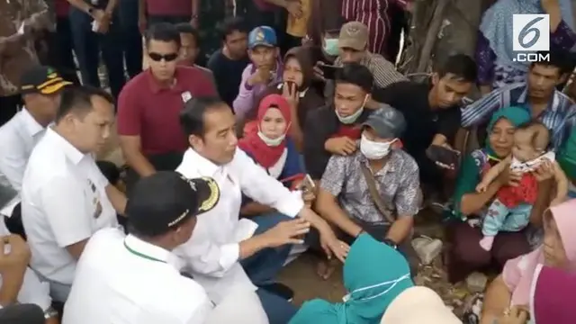 Presiden Jokowi mengunjungi wilayah terkena terjangan tsunami di Lampung Selatan. Selain akan membangun kembali wilayah yang terkena tsunami, Jokowi janji membangun kembali rumah penduduk yang terkena tsunami