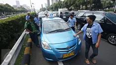Sopir taksi melakukan aksi sweeping di tol dalam kota, Mampang, Jakarta, Selasa (22/3). Sweeping tersebut dilakukan terhadap sesama sopir taksi yang masih mengangkut penumpang pada aksi mogok bersama. (Liputan6.com/Immanuel Antonius)