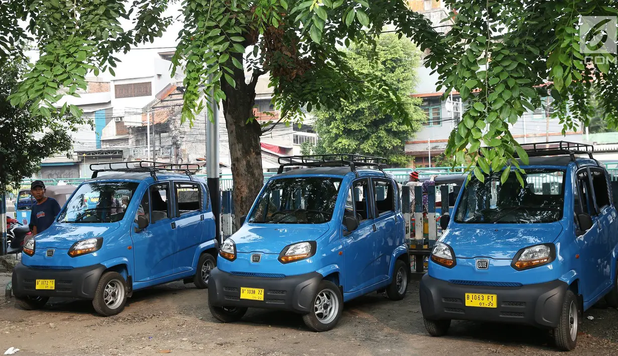 Angkutan umum Qute menunggu penumpang di kawasan Kota, Jakarta, Senin (24/7). Sebanyak 17 unit Angkutan Pengganti Bemo (APB) tersebut mampu mengangkut tiga penumpang dan mulai diuji coba untuk mengetahui kelayakan armada. (Liputan6.com/Immanuel Antonius)