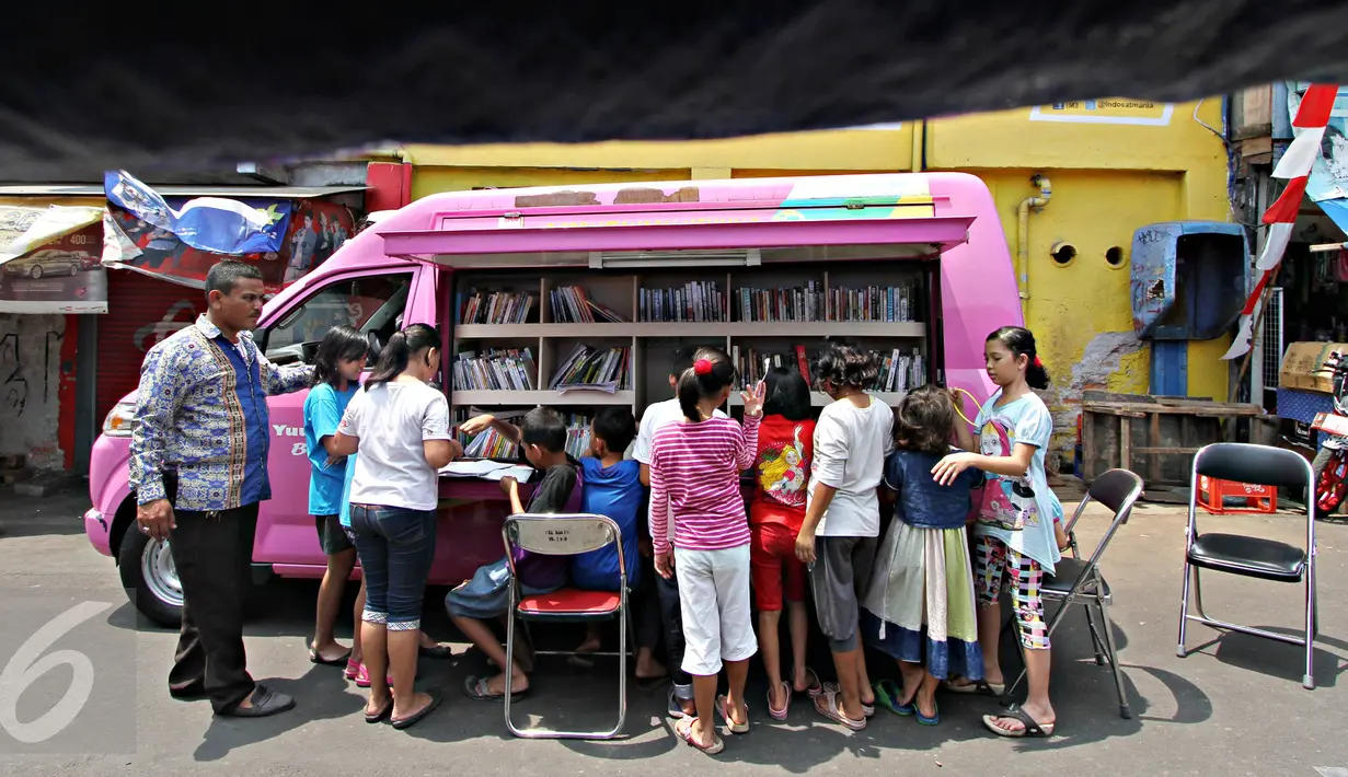 Anak-anak membaca buku yang disediakan perpustakaan keliling di kawasan Tanah Abang, Jakarta, Minggu (11/10). Keberadaan perpustakaan keliling untuk meningkatkan minat baca pada anak-anak. (Liputan6.com/Immanuel Antonius)