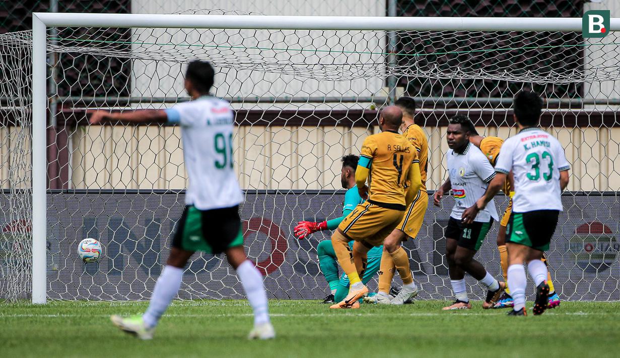 <p>Pemain PSS Sleman, Ricky Cawor (kedua kanan) mencetak gol pertama timnya ke gawang Bhayangkara FC pada laga pekan ke-25 BRI Liga 1 2023/2024 di Stadion PTIK, Jakarta Selatan, Kamis (22/2/2024). (Bola.com/Bagaskara Lazuardi)</p>