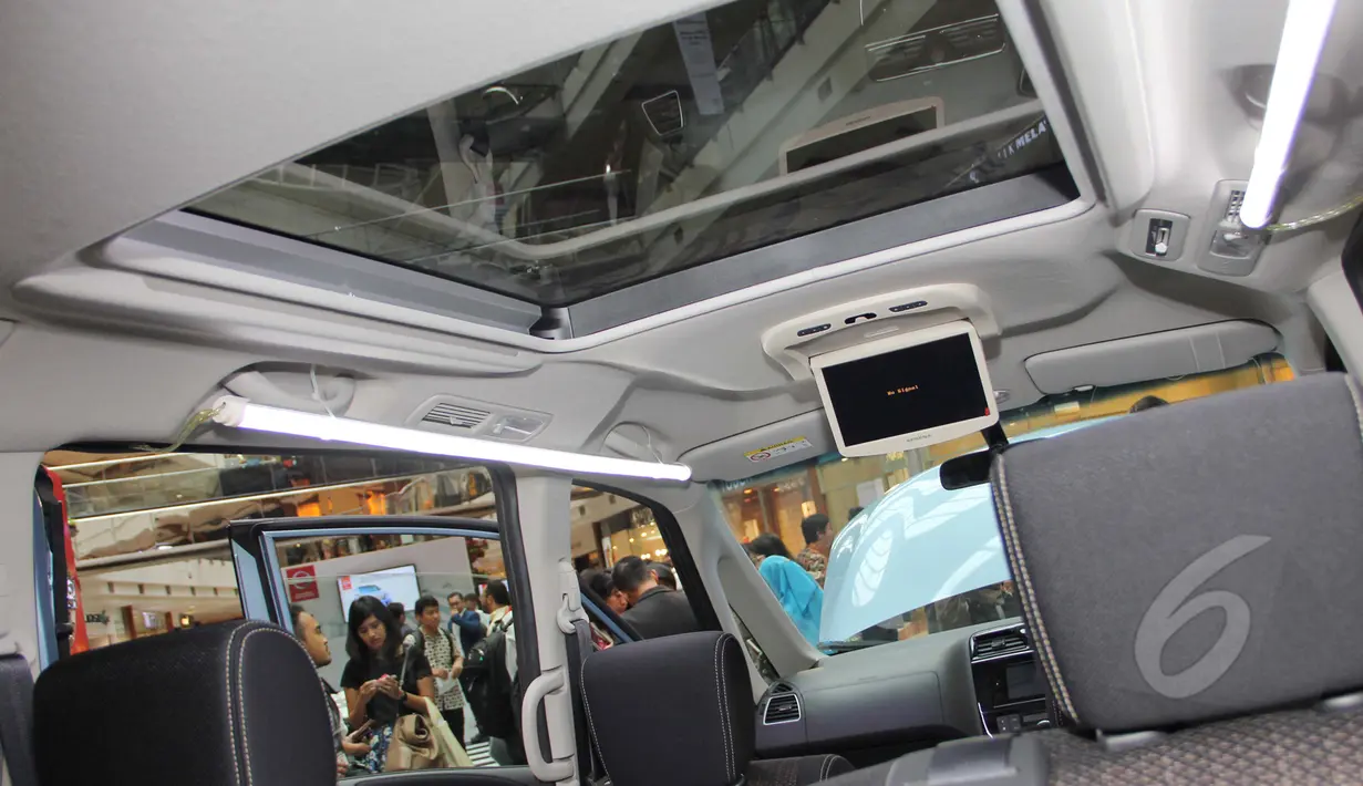 Desain interior New Nissan Serena 2015 saat dipamerkan di kawasan Pondok Indah, Jakarta, Jumat (13/3/2015). (Liputan6.com/Helmi Afandi)