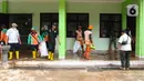 Petugas membersihkan ruangan di MTsN 19 Pondok Labu, Jakarta, Jumat (7/10/2022). Petugas PPSU, Satpol PP, dan Dinas Pemadam Kebakaran membersihkan ruang kelas, kantin, dan fasilitas lainnya usai terendam banjir pada Kamis sore kemarin. (Liputan6.com/Herman Zakharia)