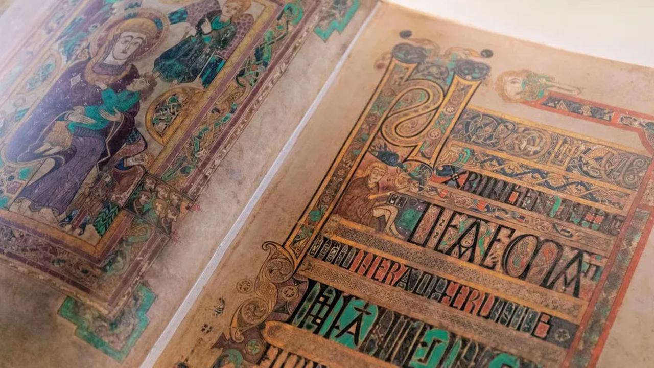 Kitab Penting Ini Ditulis 1.200 Tahun Lalu oleh Biarawan yang Kabur dari Kejaran Bangsa Viking