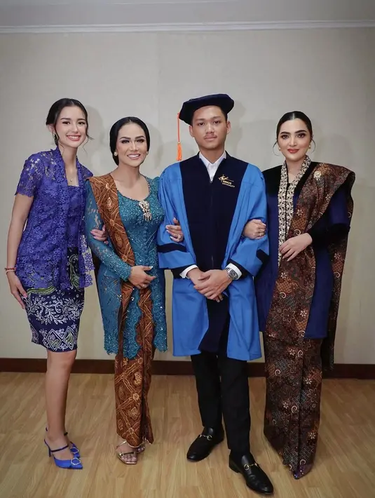Kebaya mewah ini dipadukan dengan kain Batik berwarna gelap sebagai bawahan dan selendang. [@ashanty_ash]