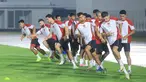 Timnas Indonesia dan Timnas Australia batal menggelar official training atau latihan resmi di Stadion Utama Gelora Bung Karno (SUGBK), Jakarta Pusat, pada Senin (9/9/2024) akibat diguyur hujan deras. Untuk menghindari rusaknya rumput SUGBK, Timnas Indonesia akhirnya menggunakan Stadion Madya dalam official training, sementara sang tamu melakoninya di Lapangan A Gelora Bung Karno. (Bola.com/M Iqbal Ichsan)