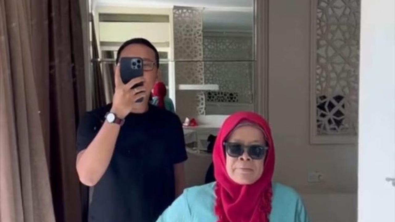 Selama liburan di Bali, pria ini pun mengajak mamanya menginap di sebuah hotel mewah. Sebelum pergi jalan-jalan, ia pun mengajak mamanya berfoto di depan cermin layaknya anak muda.