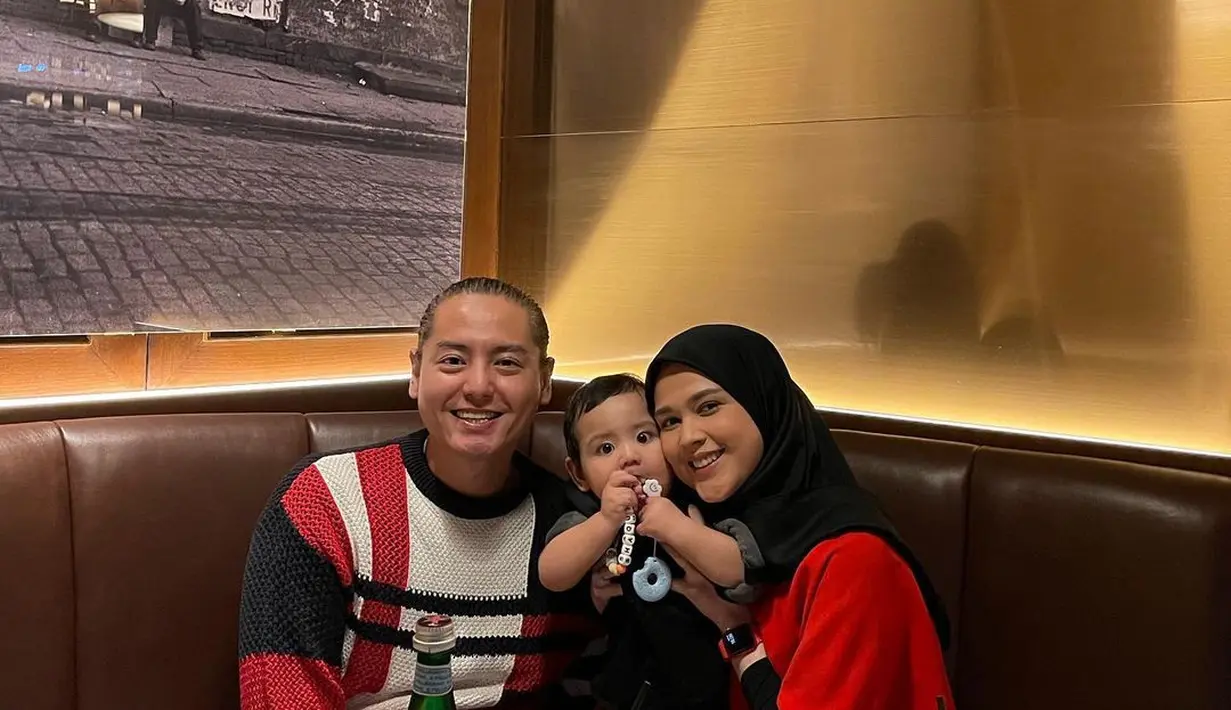 "Alhamdulillah sudah enggak flu, aku suruh pakai masker, tidur pakai masker, tidak boleh deketin Shaquille. 'Tapi aku sariawan, enggak enak tenggorokan' kata dia gitu," pungkas Cut Meyriska. (Instagram/rogerojey)