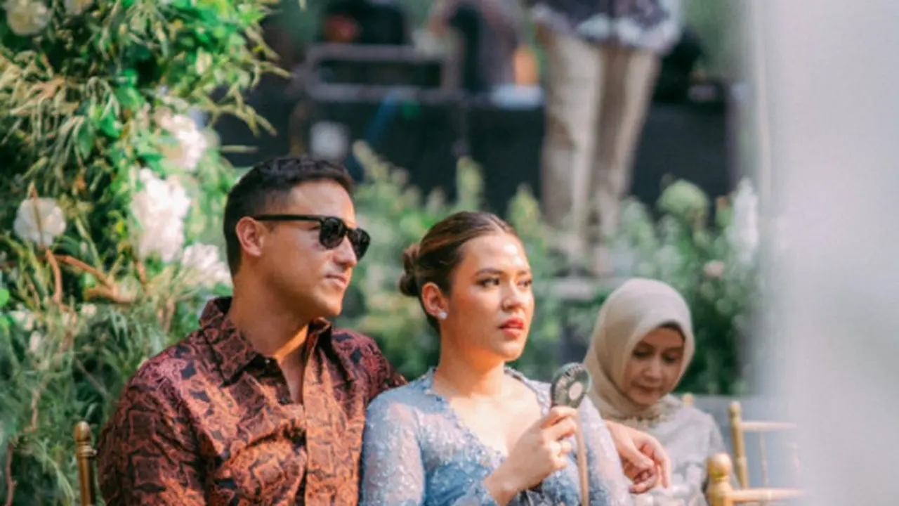 Raisa Andriana Tampilkan Pesona Ayu dengan Kebaya Bali dan Songket di Pernikahan Debi Sagita dan Marco Ivanos