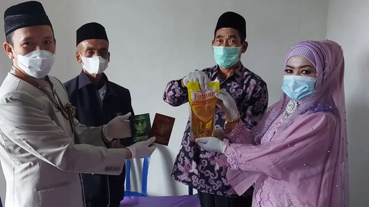 Pasangan di Ponorogo menikah dengan Mas kawin minyak goreng. (Merdeka.com)